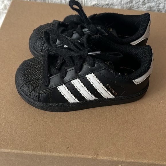 Kids Adidas black and white stripe superstar sneakers size 7k - Picture 3 of 6